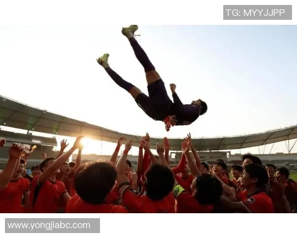 黑底足球的魅力与挑战：探索这项运动背后的激情与团队精神